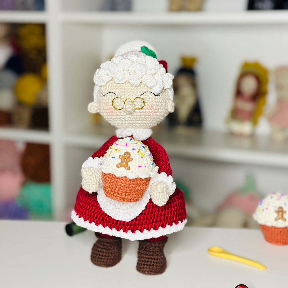 AMIGURUMI, HANDCRAFTED, Mrs. CLAUS  , CROCHET